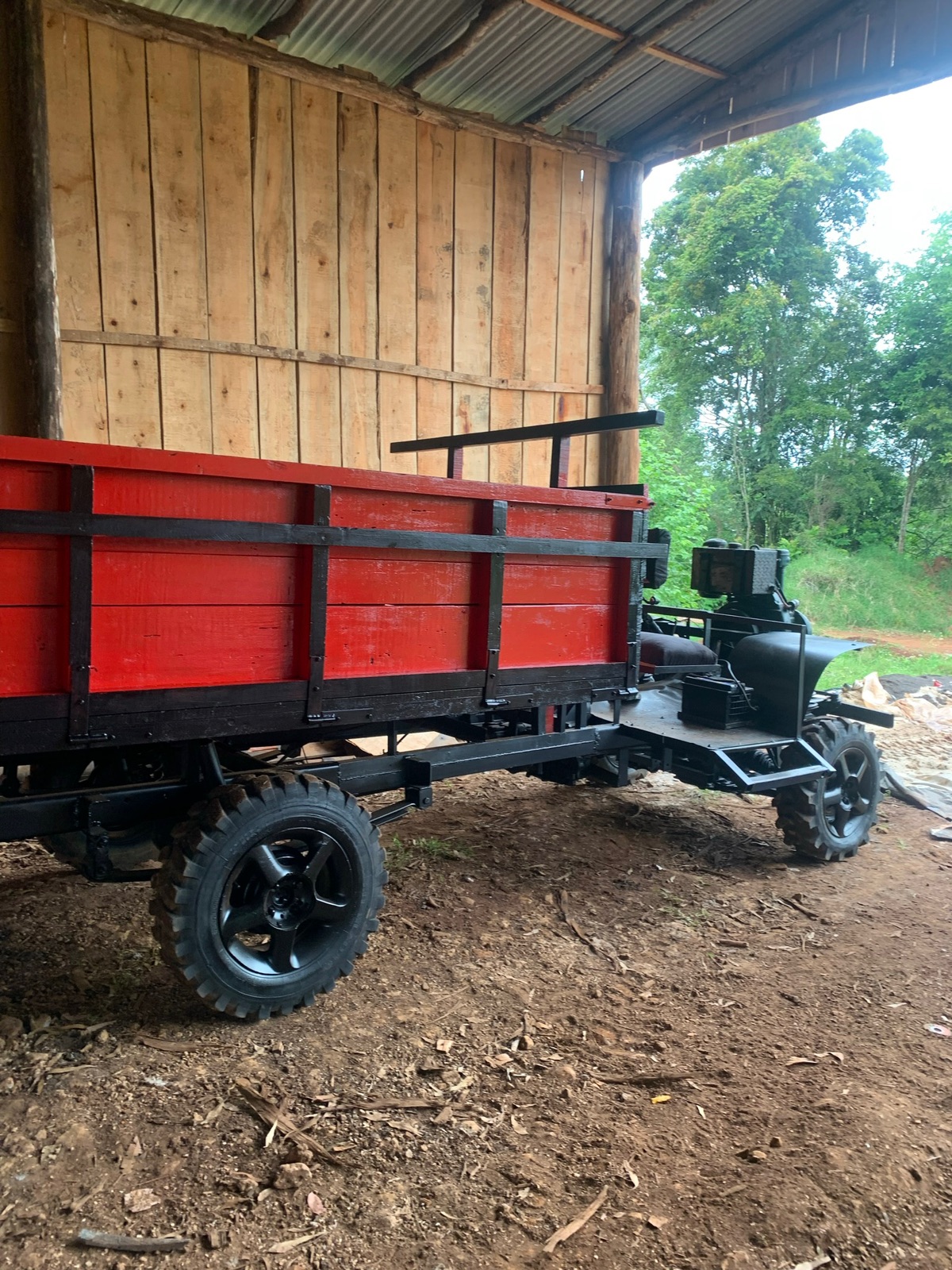 Carreta traçada e reduzida 4x4 1 pistão vermelho